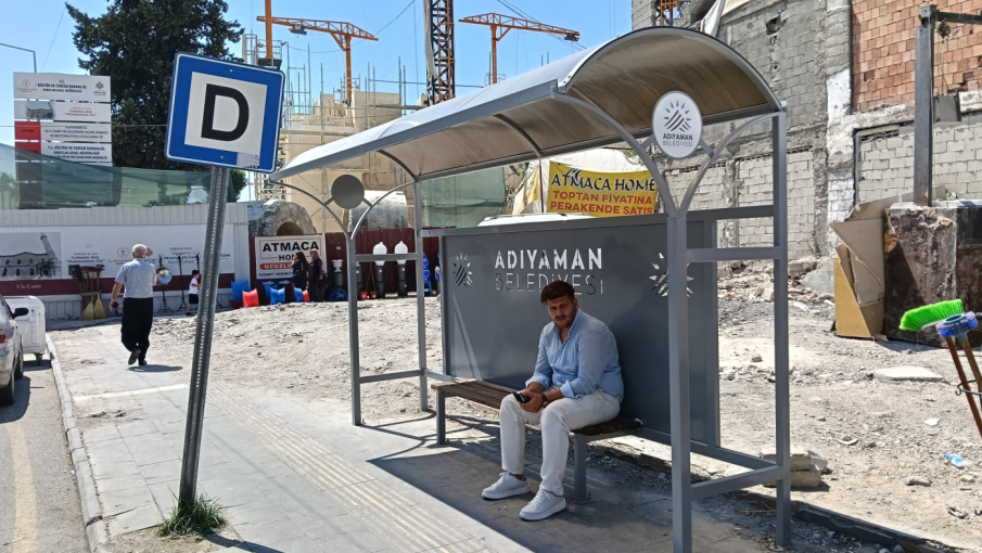 ADIYAMAN'DA DURAKLAR HİZMET DEĞİL, MAĞDURİYET ÜRETİYOR